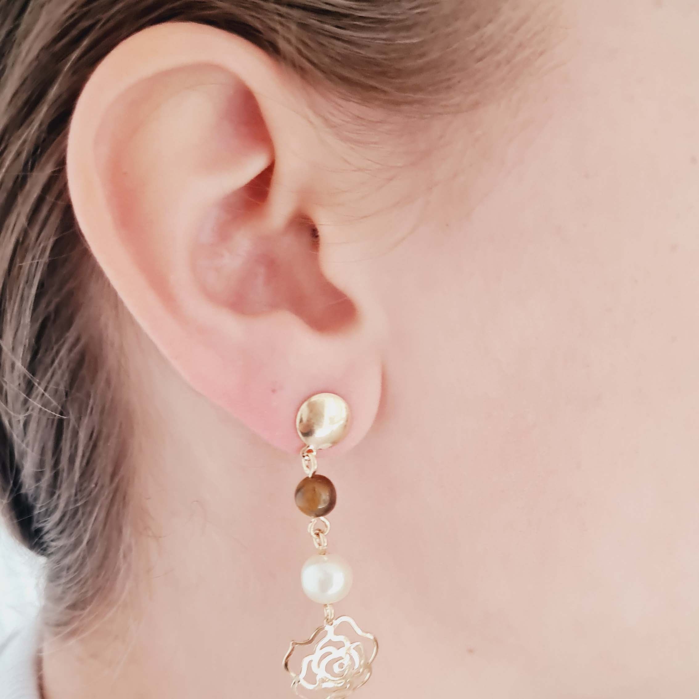 Brinco com Pérola e Flor Banhado em Ouro 18k