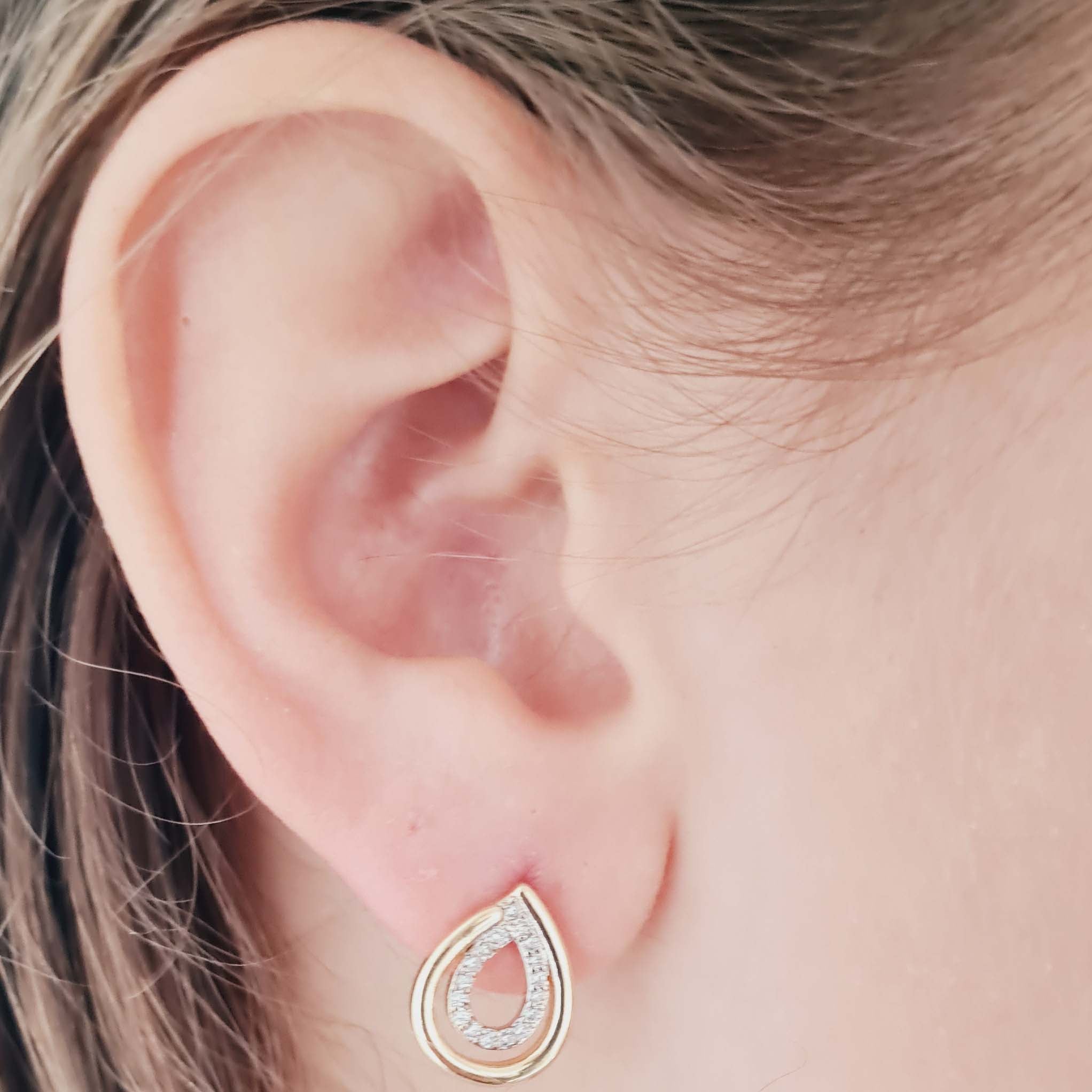 Brinco Duas Gotas Uma Lisa e Uma Cravejada com Zircônias | Banhado em Ouro 18k