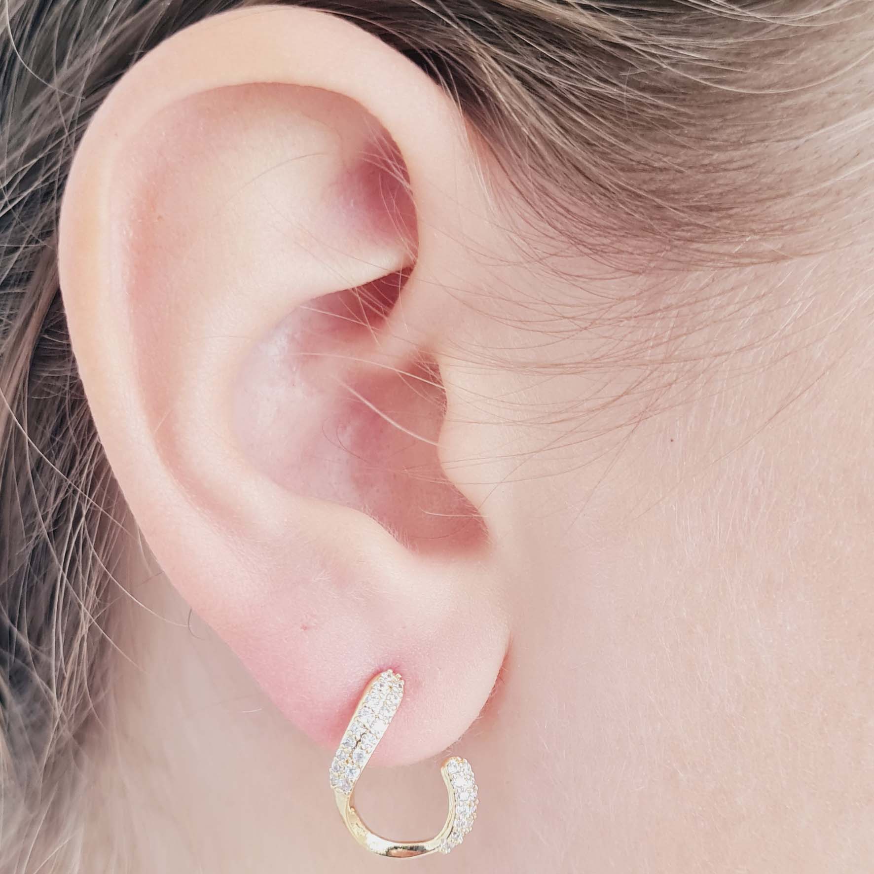 Brinco Meia Gota Vazado Cravejado com Zircônias | Banhado a Ouro 18k