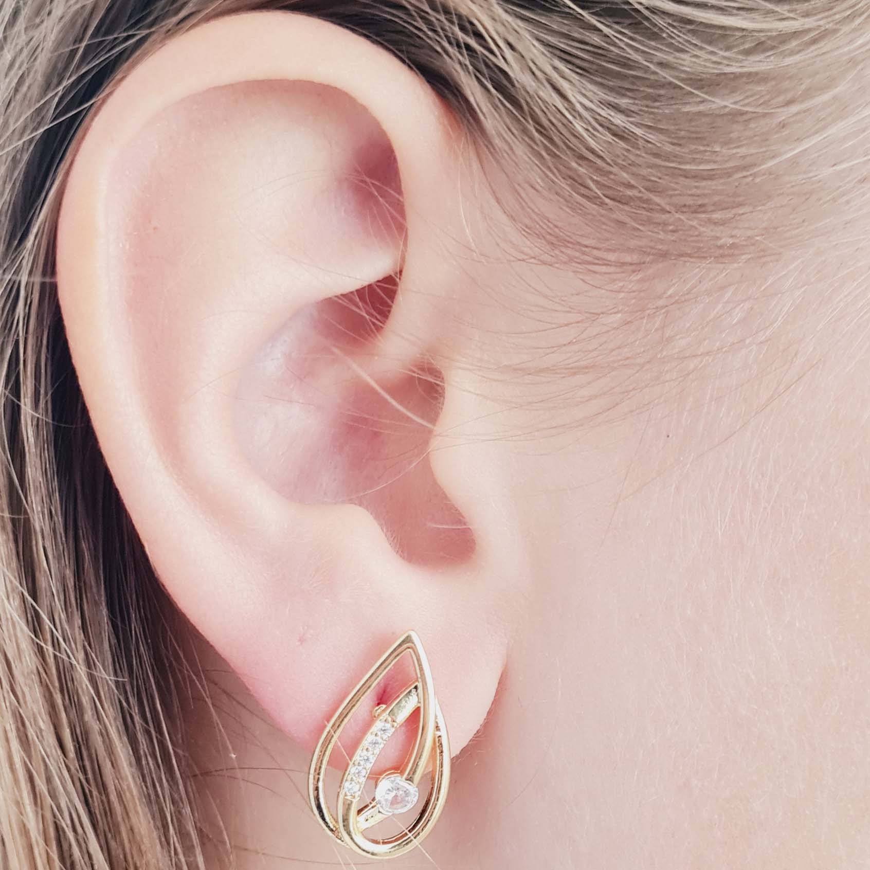 Brinco Duas Gotas Vazadas com Detalhe Cravejado com Zircônia | Banhado em Ouro 18k