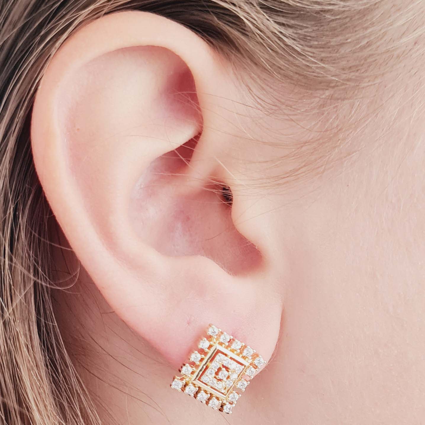 Brinco Quadrado Cravejado com Zircônias | Banhado a Ouro 18k