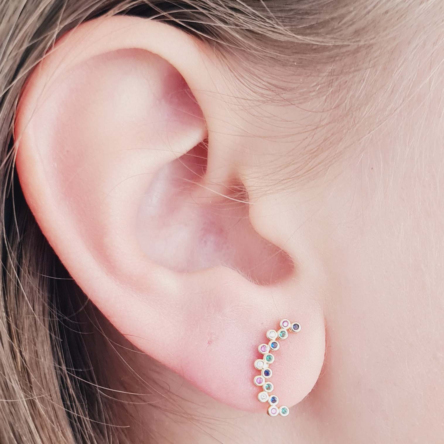 Brinco Curvo com Zircônias Coloridas Banhado em Ouro 18k