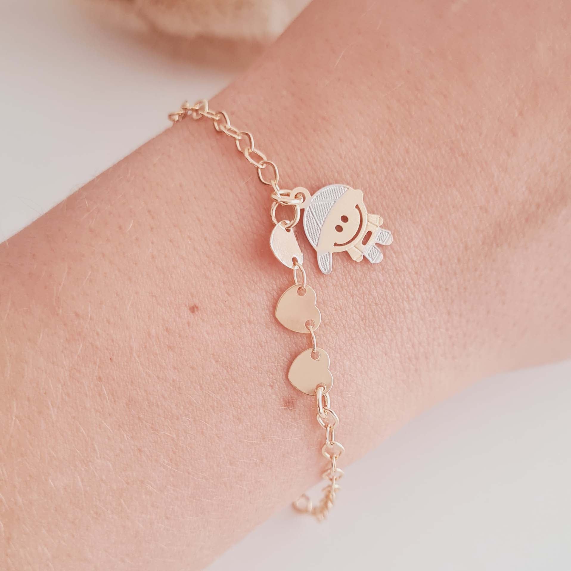 Pulseira com um Pingente de Menino ou Menina e Dois Pontos de Luz Banhado em Ouro 18k