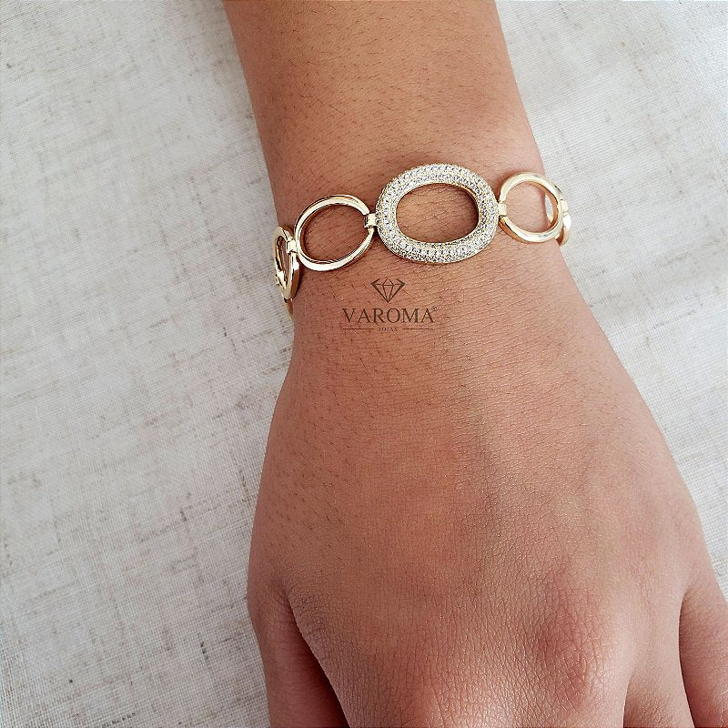 Pulseira com elos lisos e elo central cravejado com zircônias banhada em ouro 18k