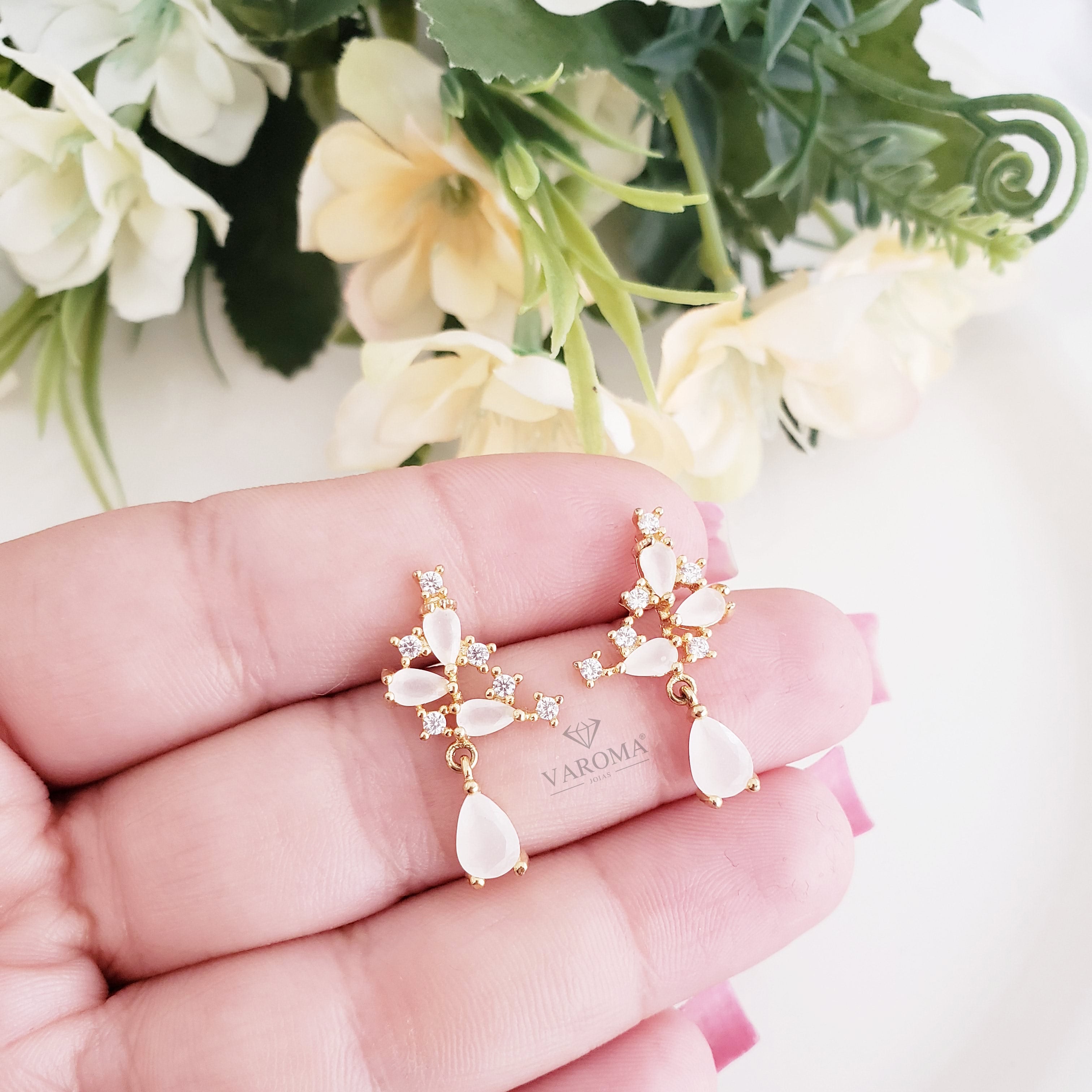 Brinco Trabalhado com Zircônias Banhado em Ouro 18k