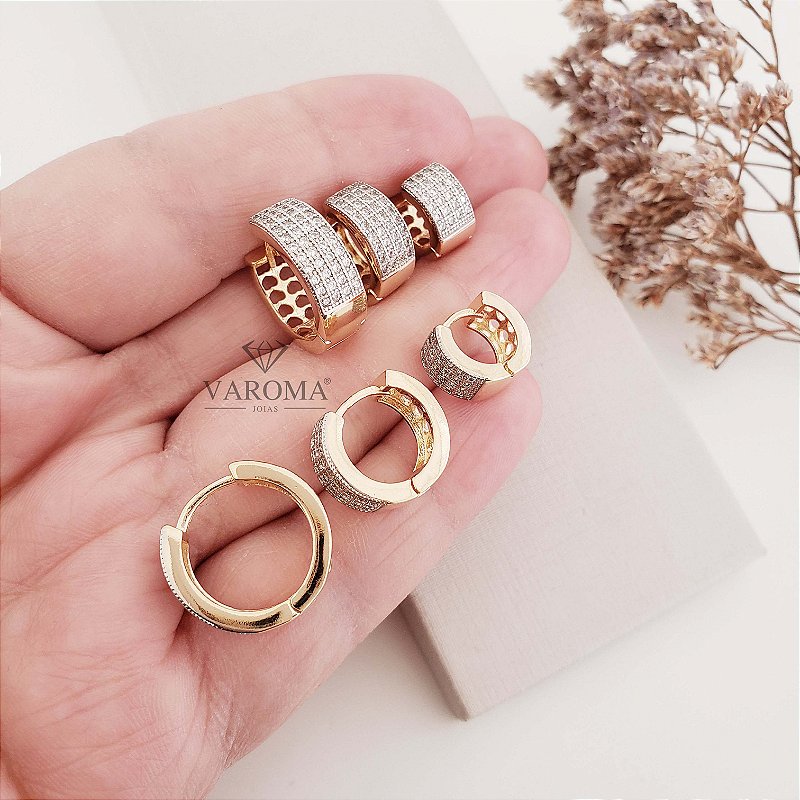 Trio de brincos de argolinhas com detalhes de coraçõezinhos  no aro e cravejadas com zircônias banhado em ouro 18k