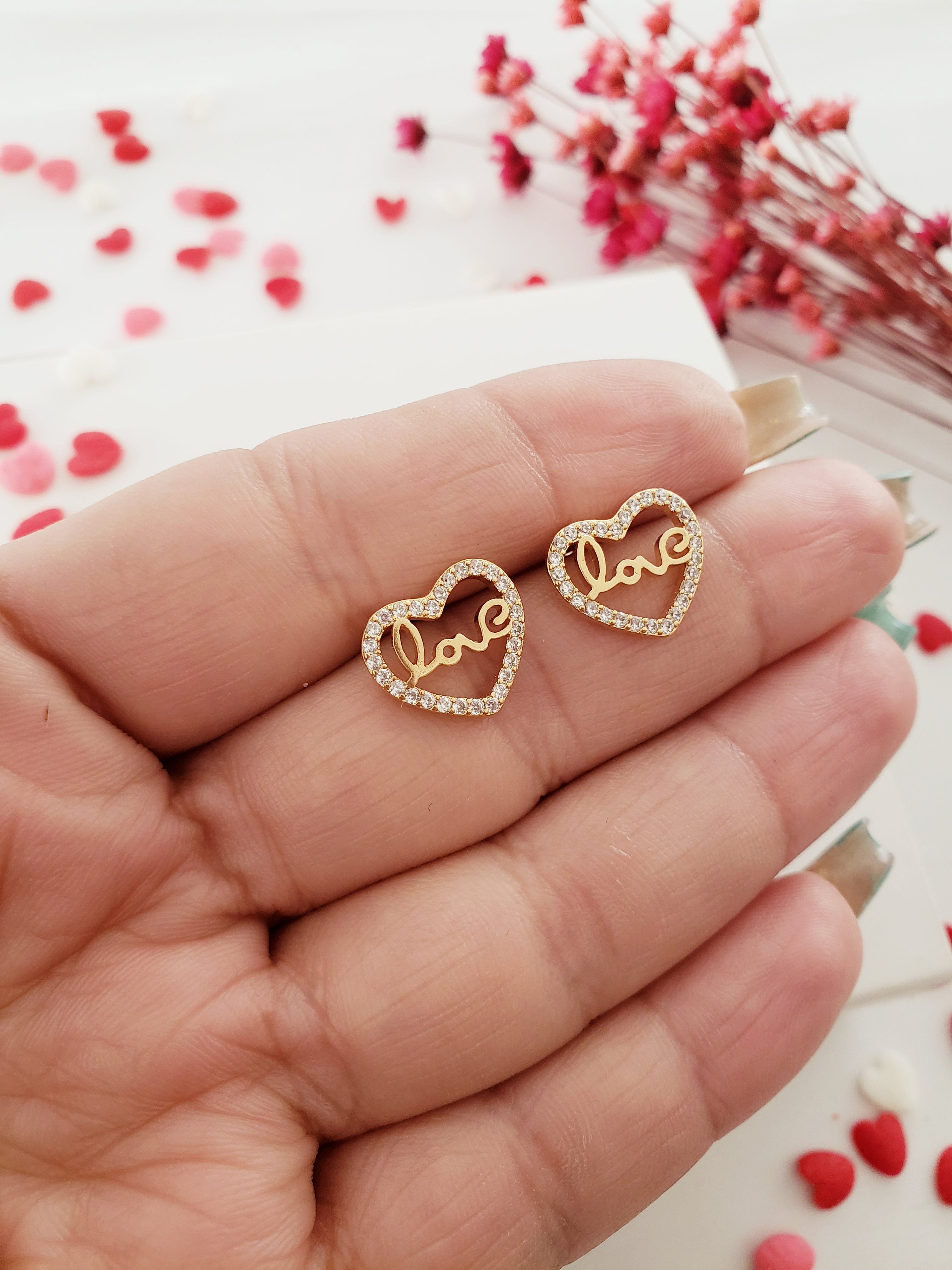 Brinco de Coração Cravejado com Zircônias Escrito Love Banhado em Ouro 18k