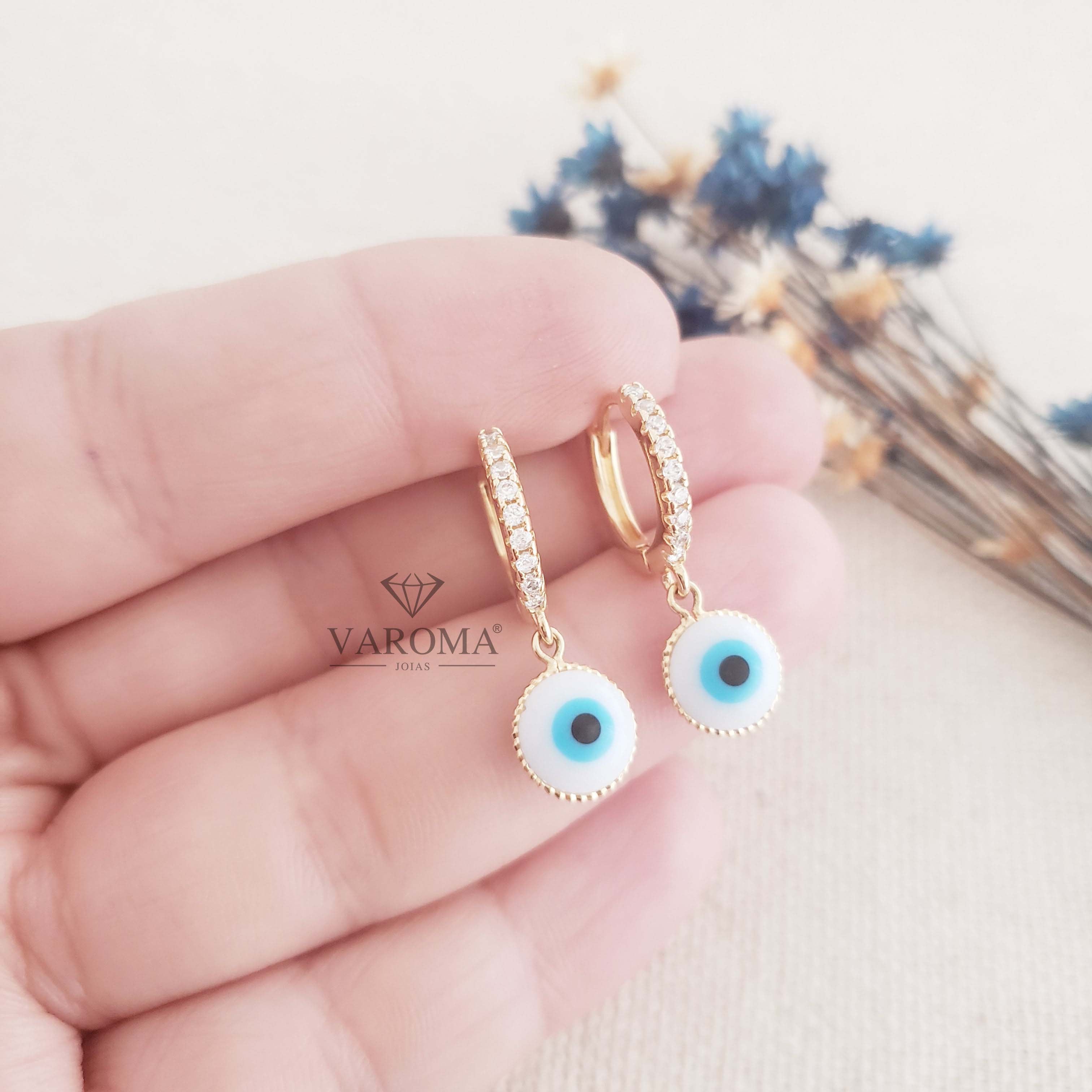 Brinco de Argolinha com Zircônias de Olho Grego Banhado em Ouro 18k