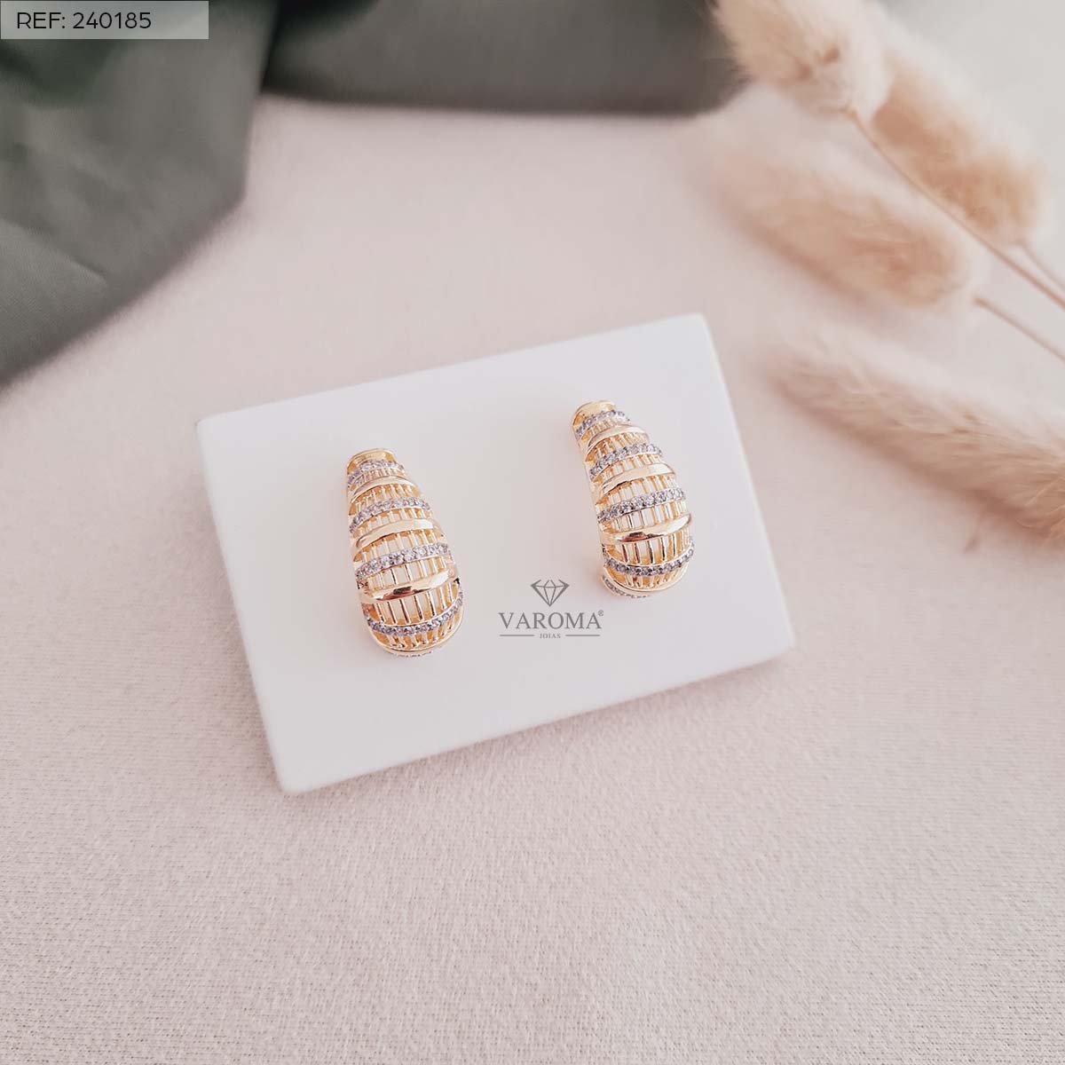 Brinco Meia Argola Trabalhado e Cravejada com Zircônias Banhado a Ouro 18k