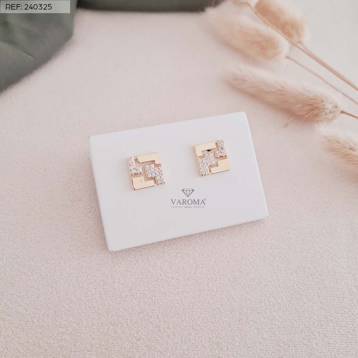 Brinco Quadrado Vazado com Detalhes Lisos e Cravejados com Zircônias | Banhado a Ouro 18k