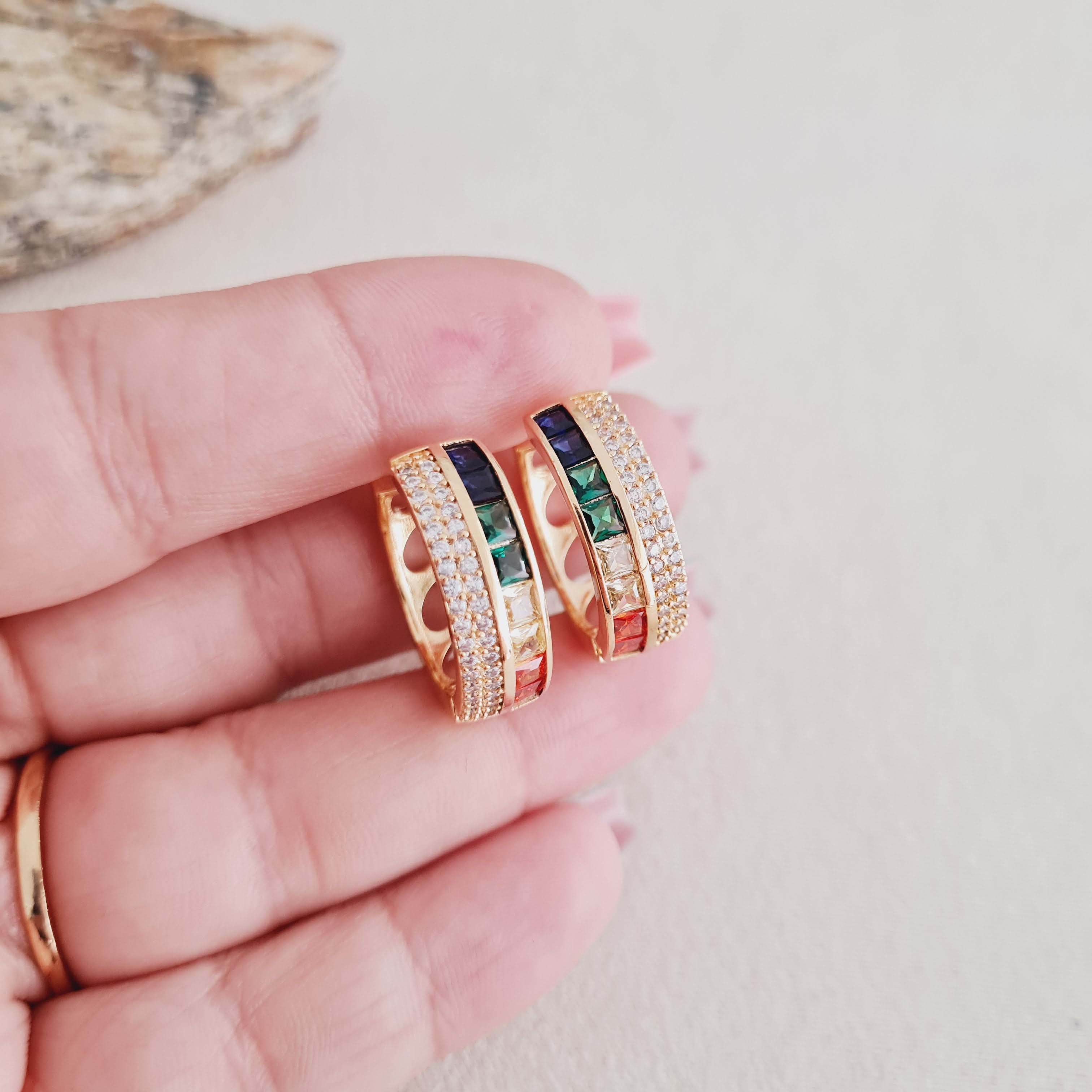 Brinco de Click Cravejado com zircônias Banhado a Ouro 18k