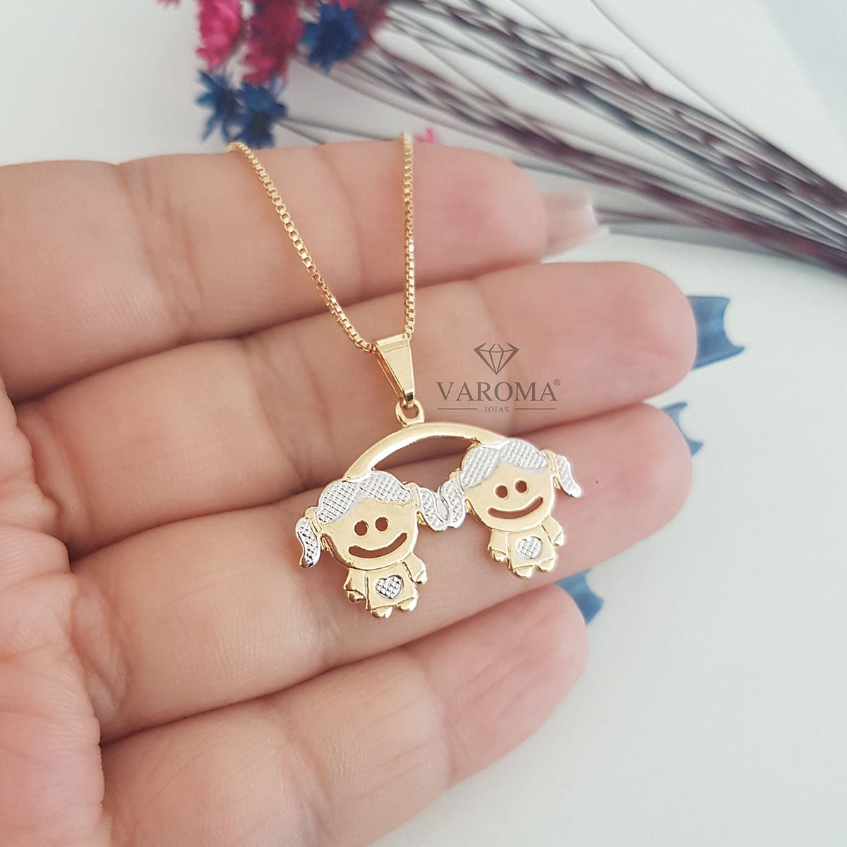 Colar com duas meninas folheado em ouro 18k