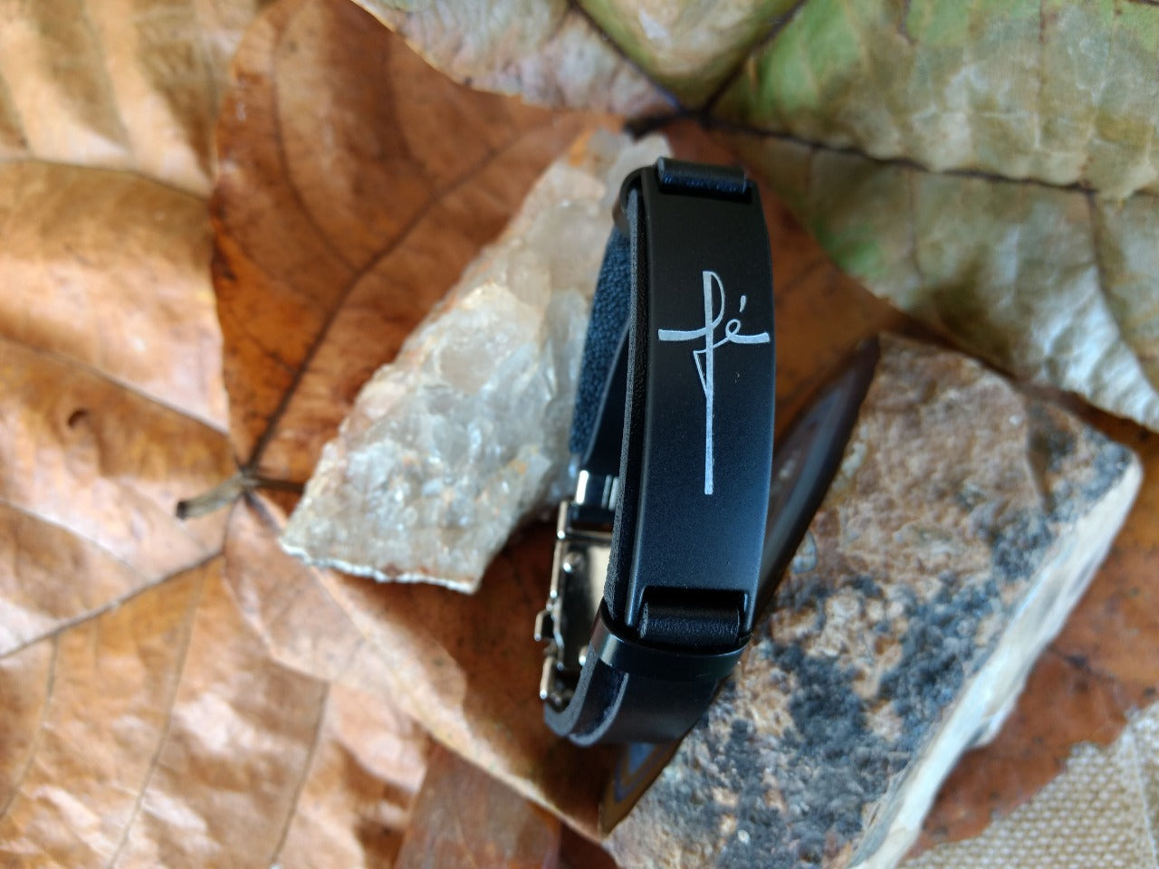 Pulseira Masculina em Couro Ecológico Escrito Fé