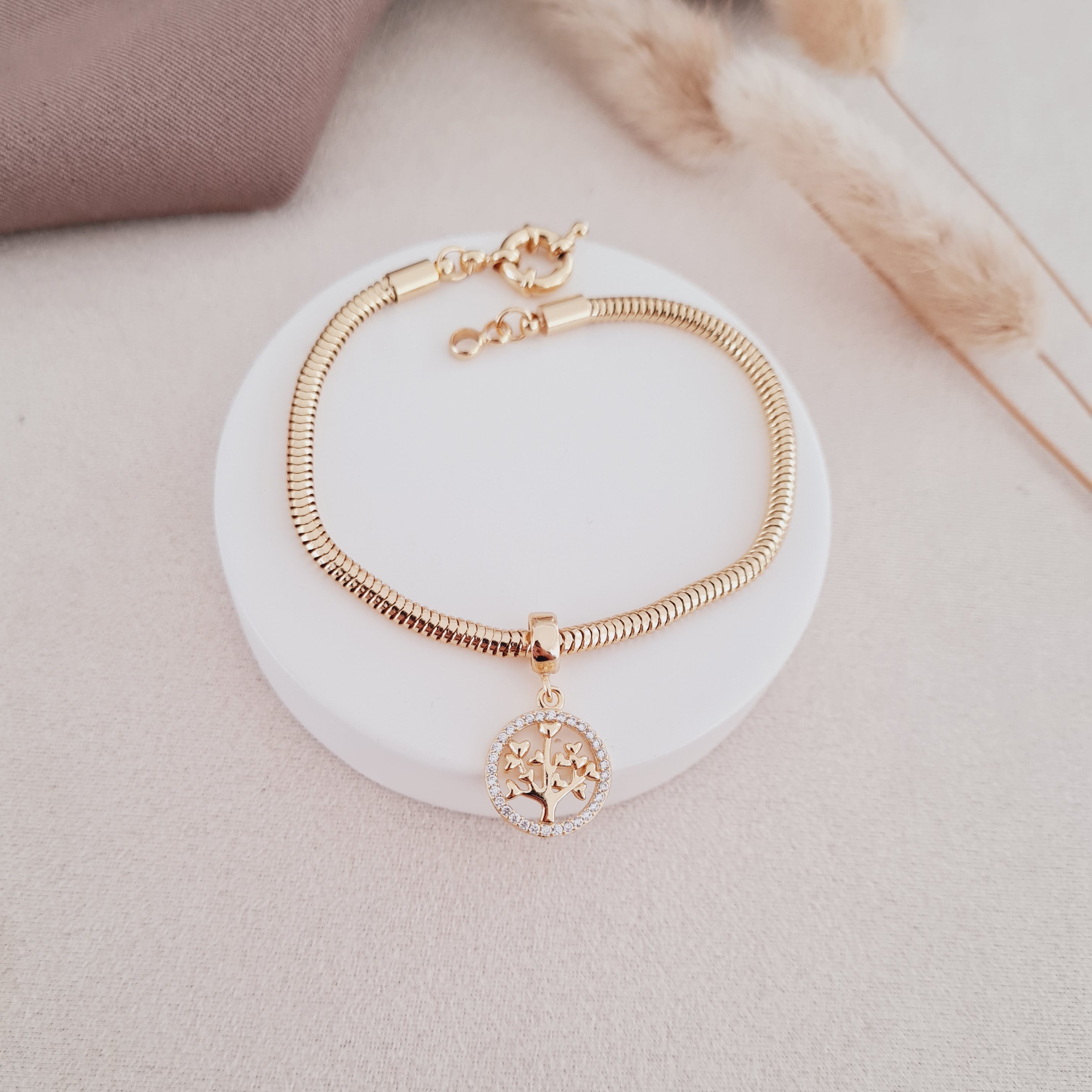 Pulseira com Pingente Redondo Cravejado com Árvore da Vida Banhado a Ouro 18K
