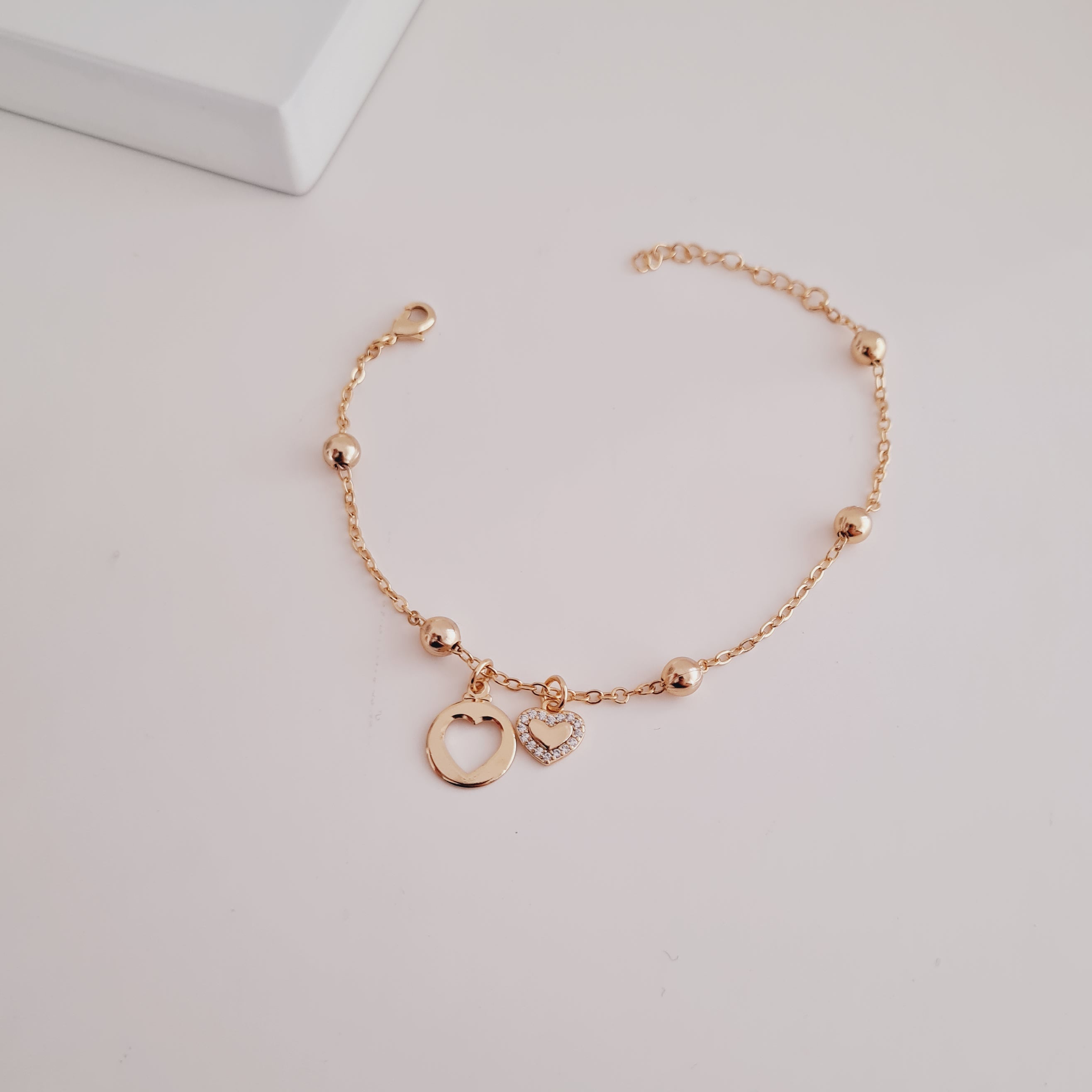 Pulseira de Bolinhas com Pingentes de Coração Banhada a Ouro 18k