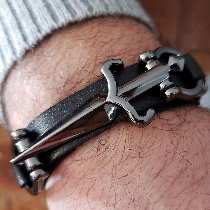 Pulseira masculina em couro ecológico com espada