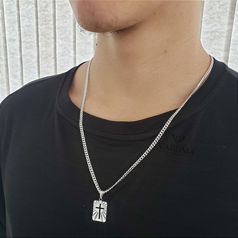 Colar masculino com pingente retangular com cruz vazada banhado em prata 925