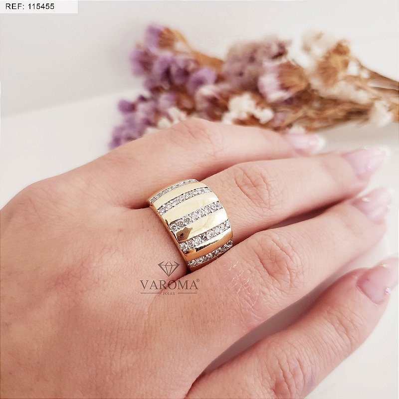 Anel cravejado com micro zircônias e detalhes lisos banhado em ouro 18k