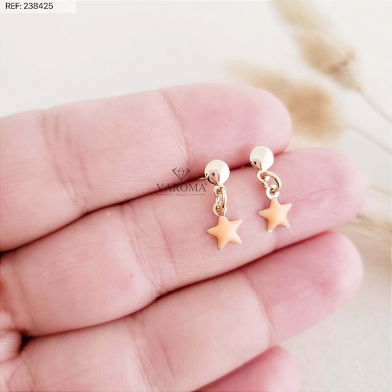 Brinco com pingente de estrelinha com resina colorida banhado em ouro 18k