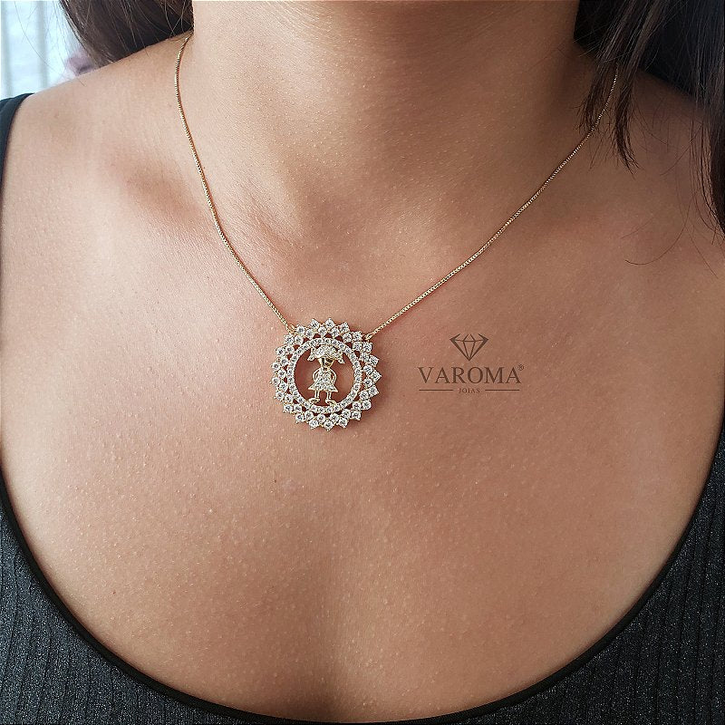 Colar mandala com menina cravejado com micro zircônias banhado em ouro 18k