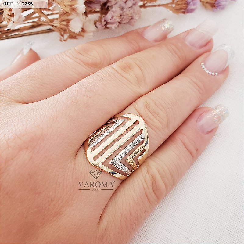 Anel liso vazado com detalhes em fosco banhado em ouro 18k