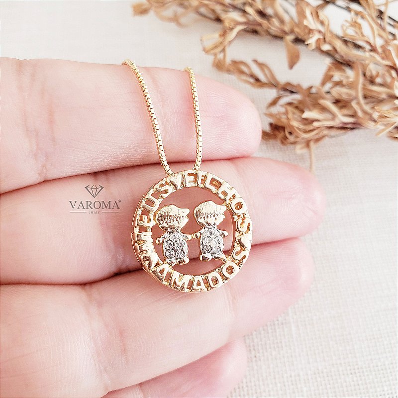 Colar mandala meus filhos amados com dois meninos cravejado com zircônias banhado em ouro 18k