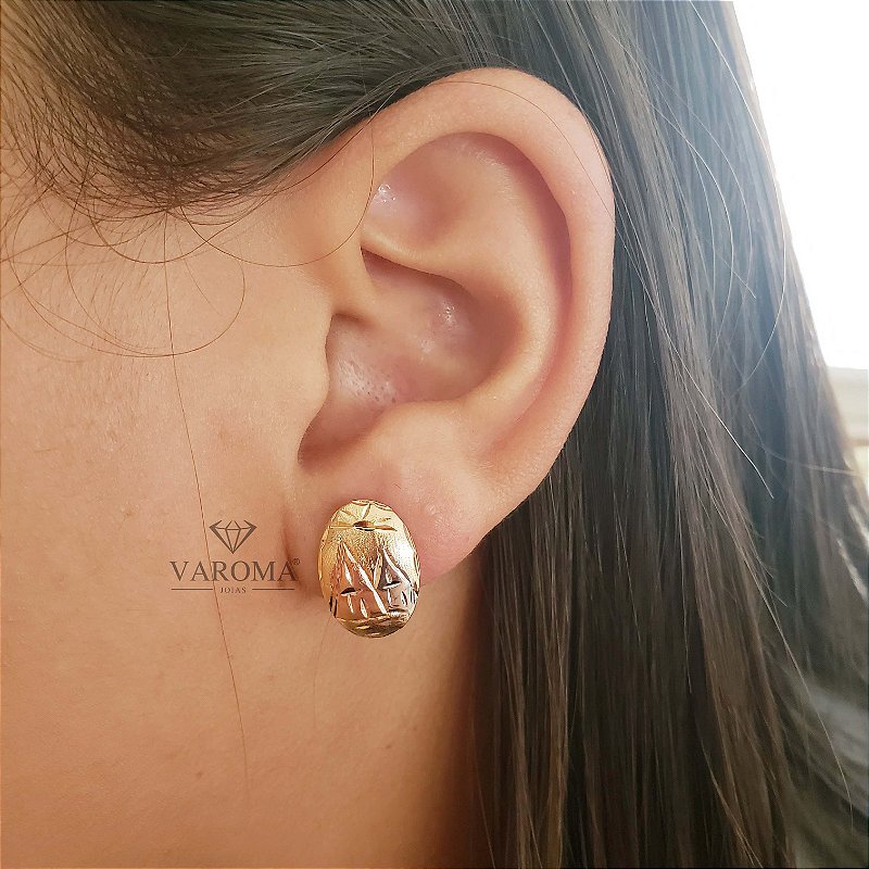 Brinco réplica oval com detalhes diamantados banhado em ouro 18k