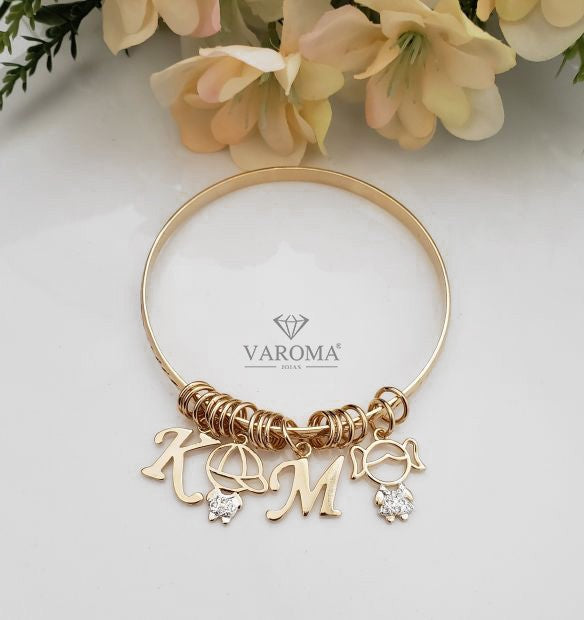 Bracelete personalizável com dois pingentes de filhos e duas letras cravejados com zircônias banhado  em ouro 18k