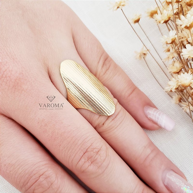 Anel com detalhes frizados banhado em ouro 18k