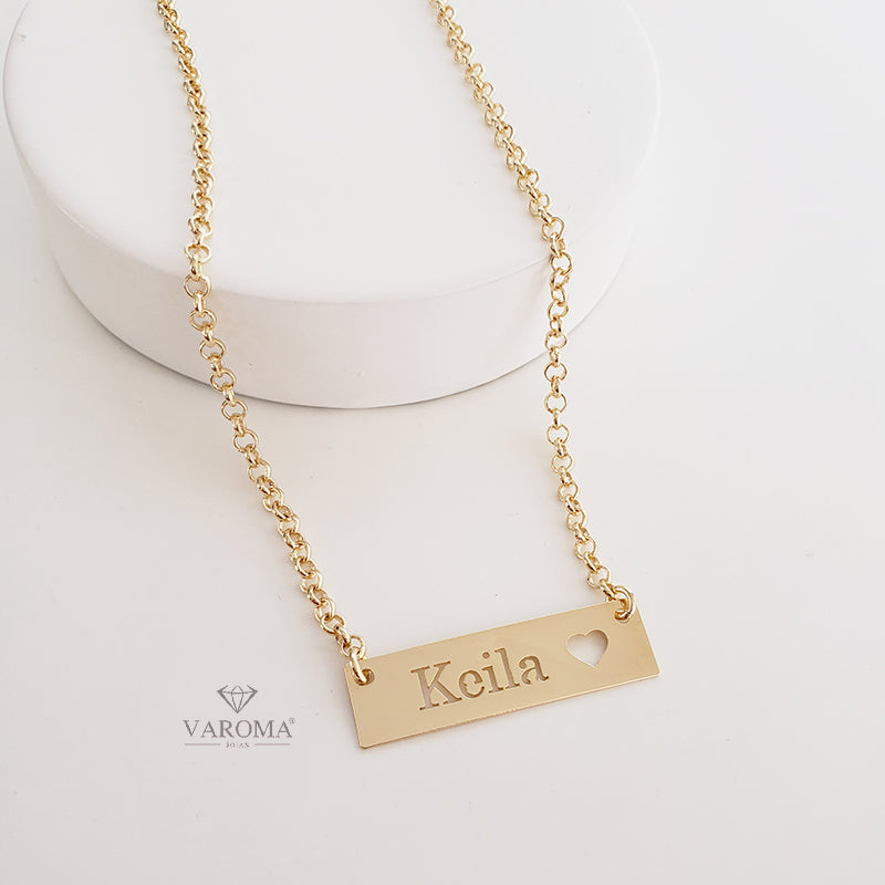 Colar com plaquinha personalizável com nome e coração vazado banhado em ouro 18k