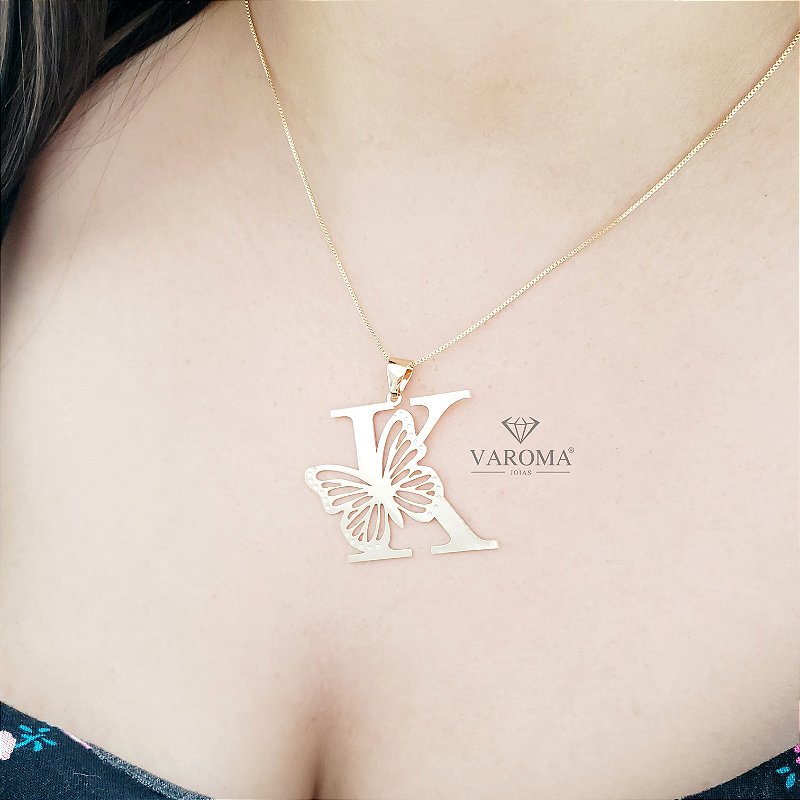 Colar com borboleta e letra personalizável  banhado em ouro 18k