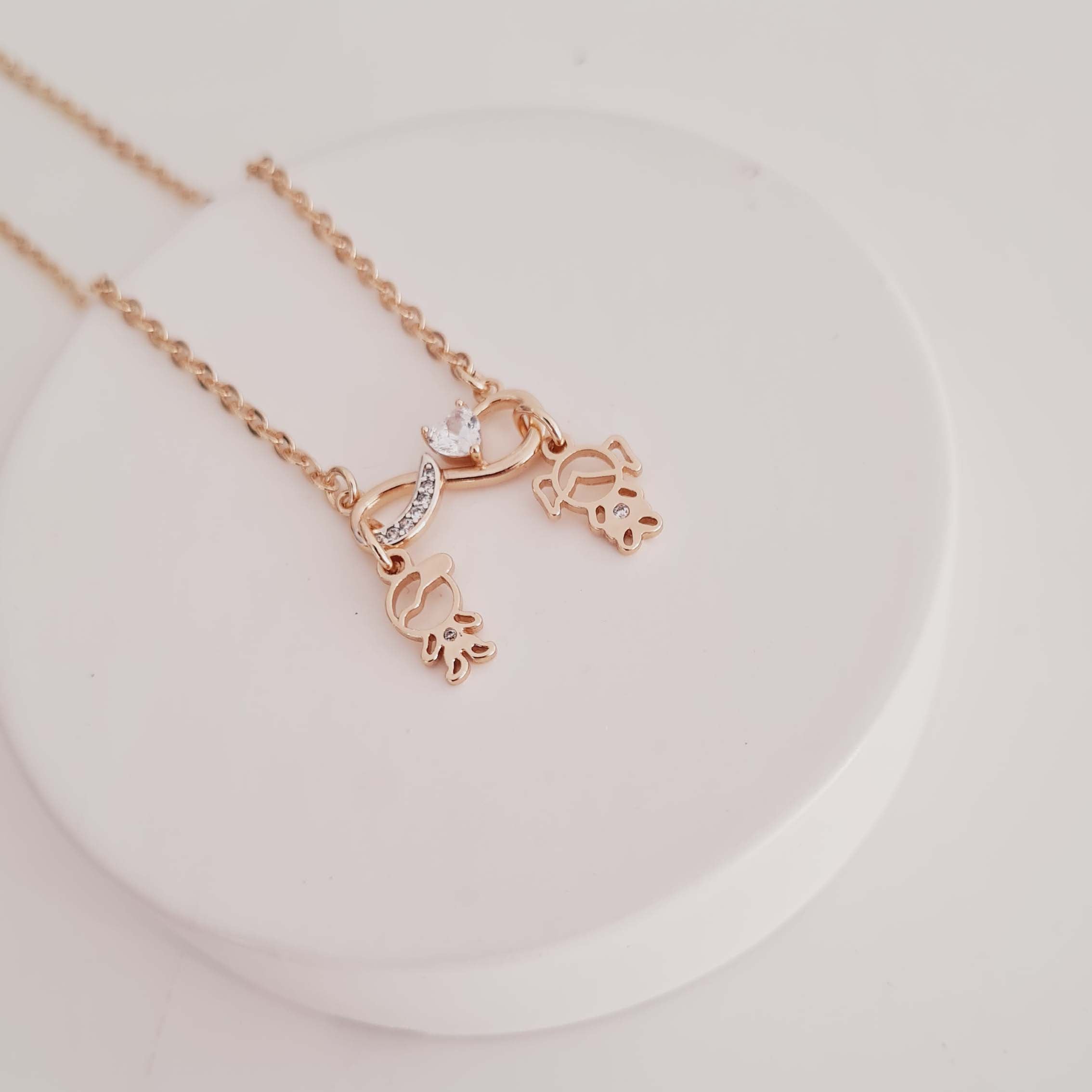 Colar de Infinito com Dois Pingentes de Filhos Banhado a Ouro 18K