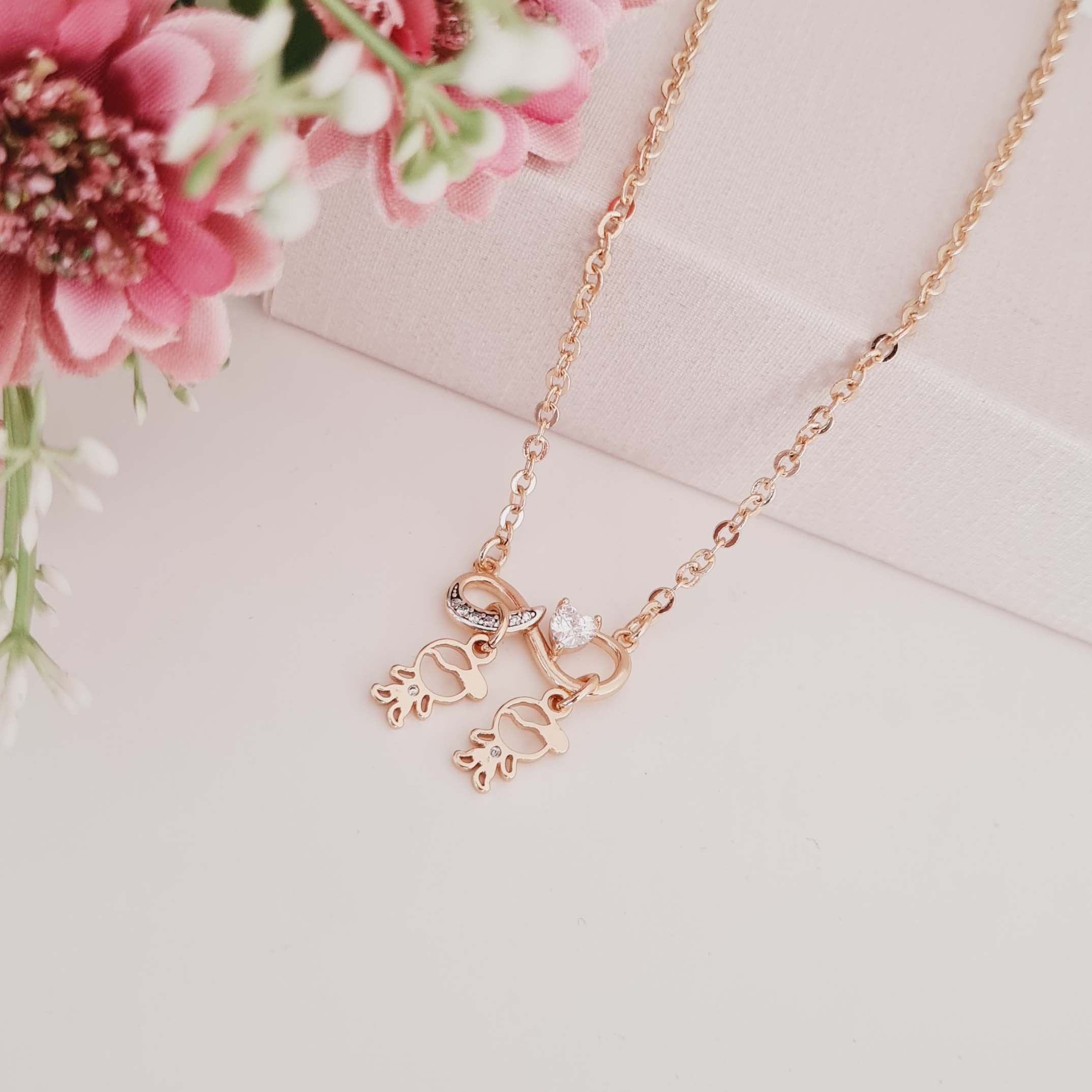 Colar de Infinito com Dois Pingentes de Filhos Banhado a Ouro 18K