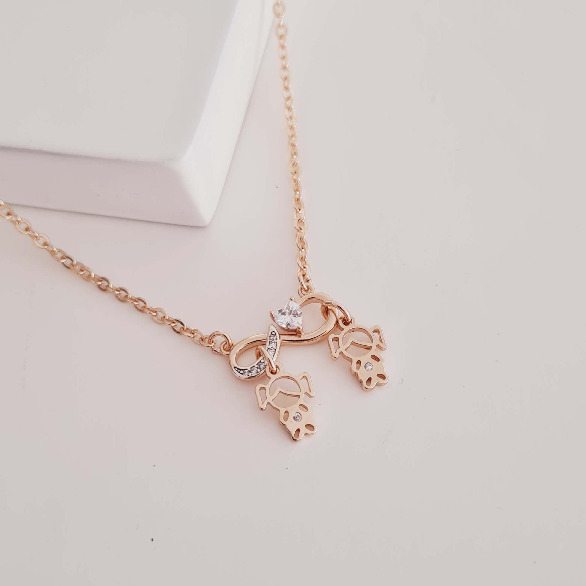Colar de Infinito com Dois Pingentes de Filhos Banhado a Ouro 18K