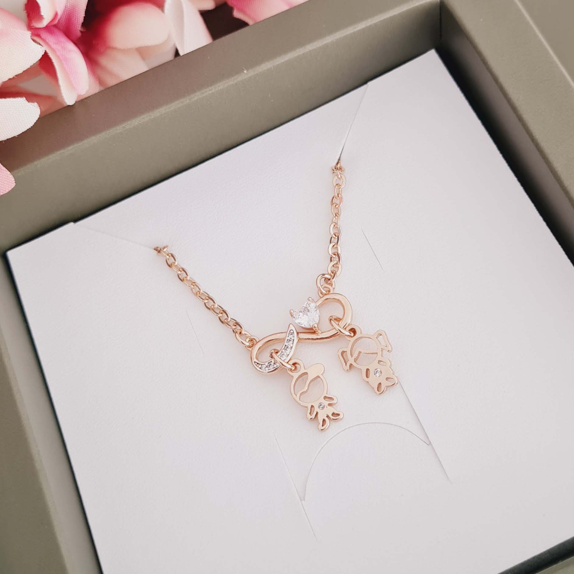 Colar de Infinito com Dois Pingentes de Filhos Banhado a Ouro 18K