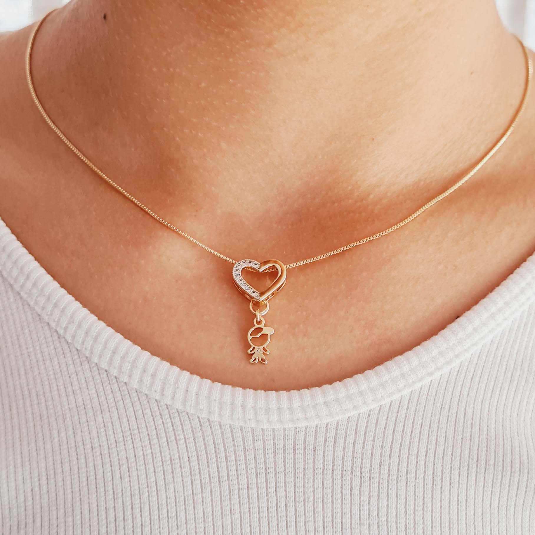 Colar de Coração Cravejado com Pingente de Filho Banhado a Ouro 18K