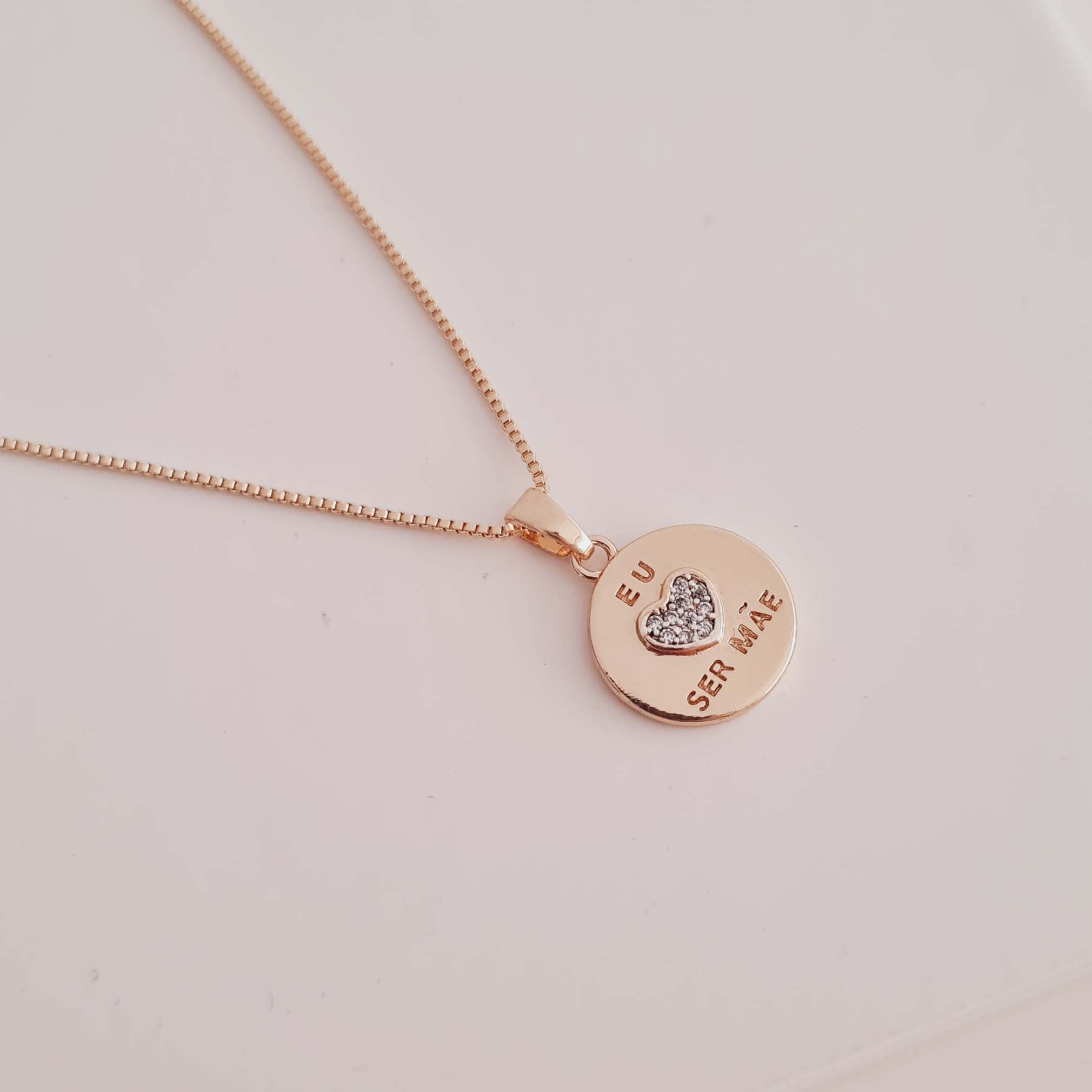 Colar com Pingente Redondo Escrito Eu Amo Ser Mãe Banhado a Ouro 18K