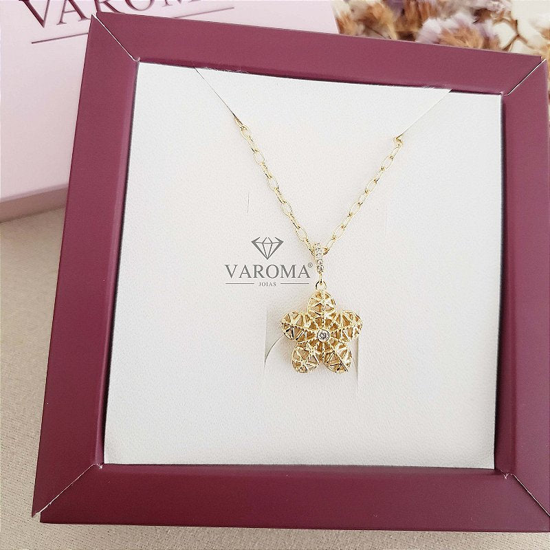 Colar com pingente de flor estilizada cravejada com zircônias banhado em ouro 18k