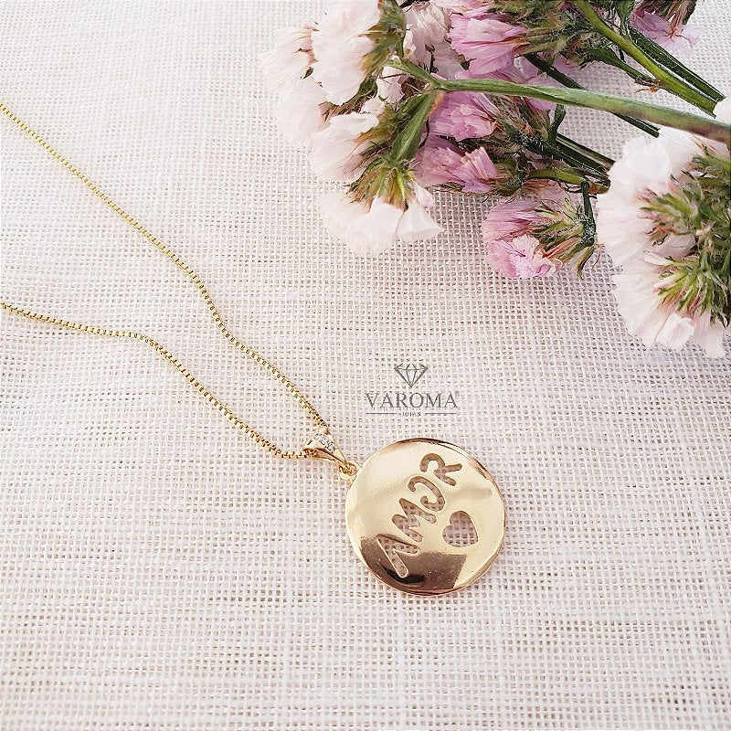 Colar com medalha escrito amor banhado em ouro 18k