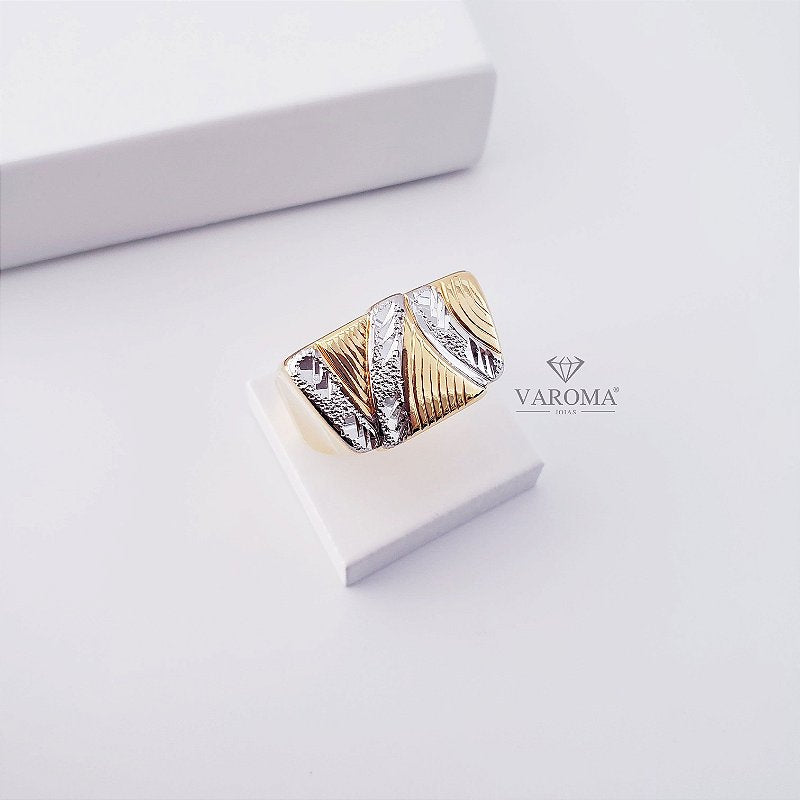 Anel diamantado com detalhes em fosco banhado em ouro 18k