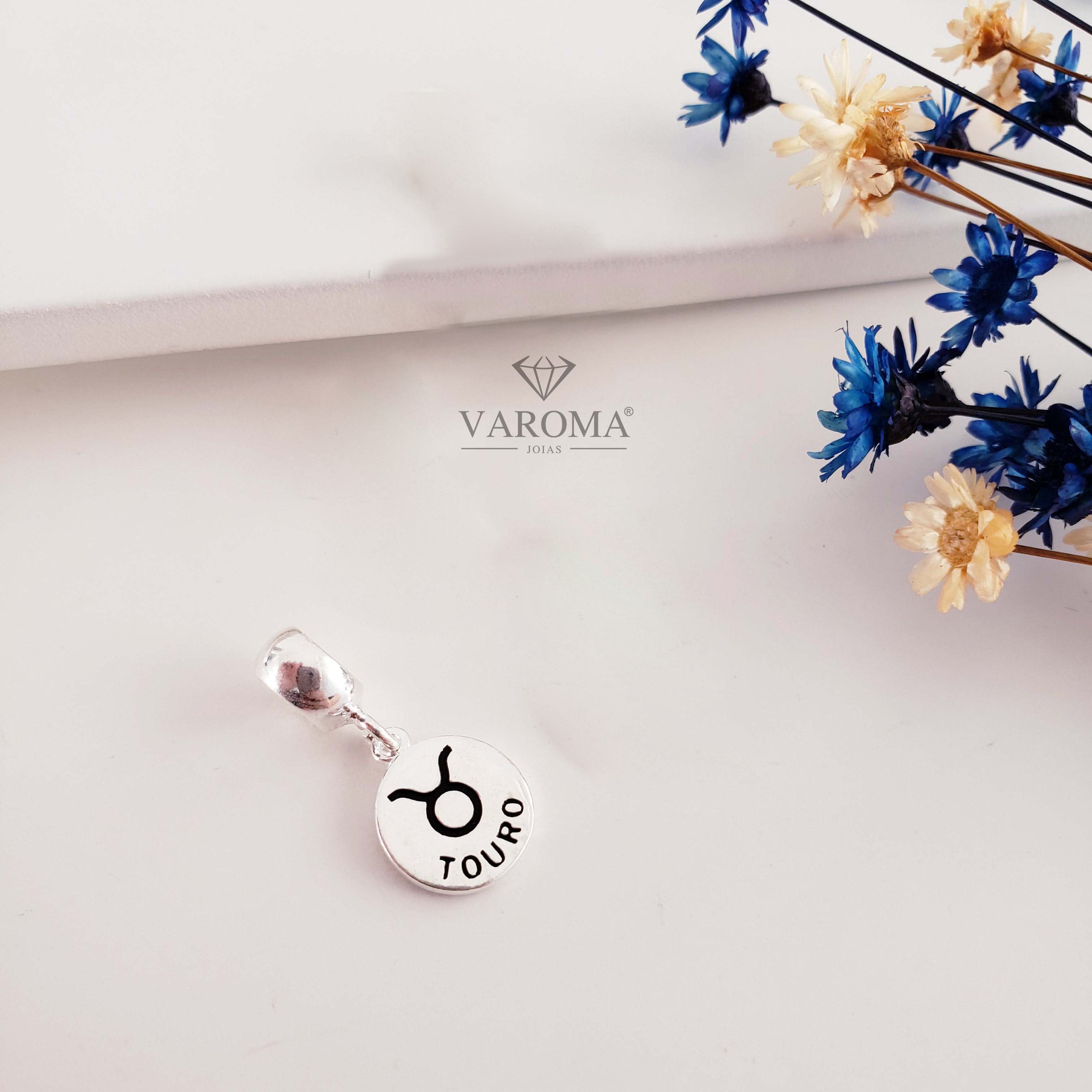 Berloque com Símbolo e Nome do Signo "Touro"