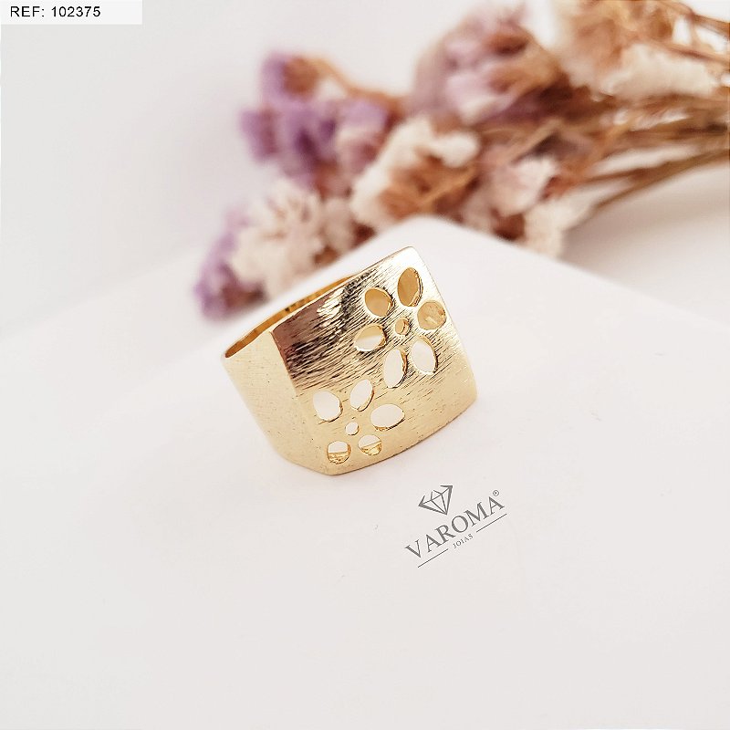 Anel com detalhes de flores vazados banhado em ouro 18k