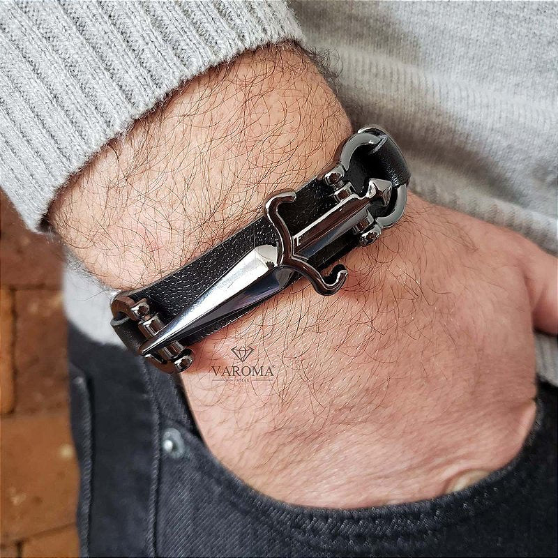 Pulseira masculina em couro ecológico com espada