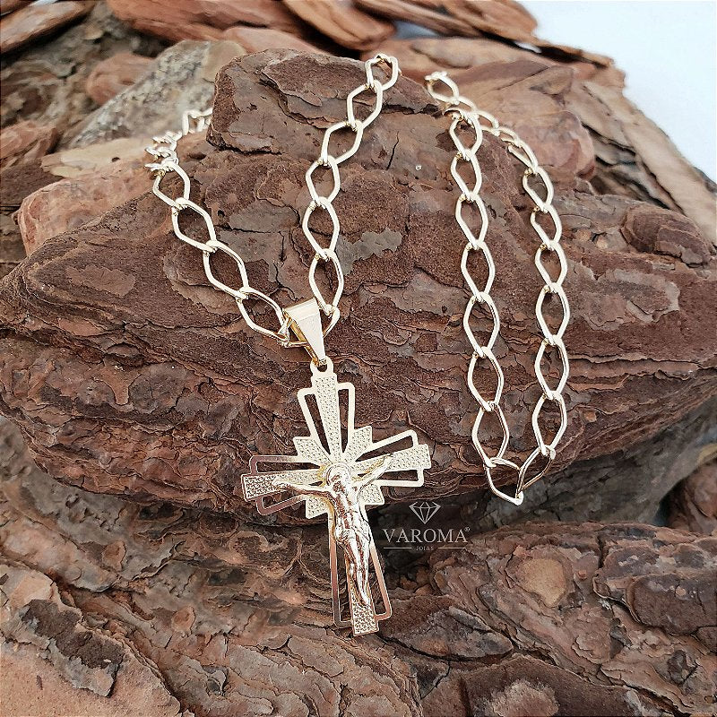 Colar masculino com crucifixo com detalhes vazados banhado em ouro 18k