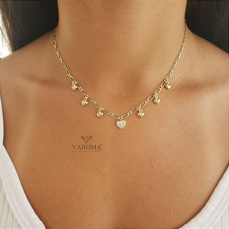 Choker com corações lisos e coração cravejado com zircônias banhado em ouro 18k