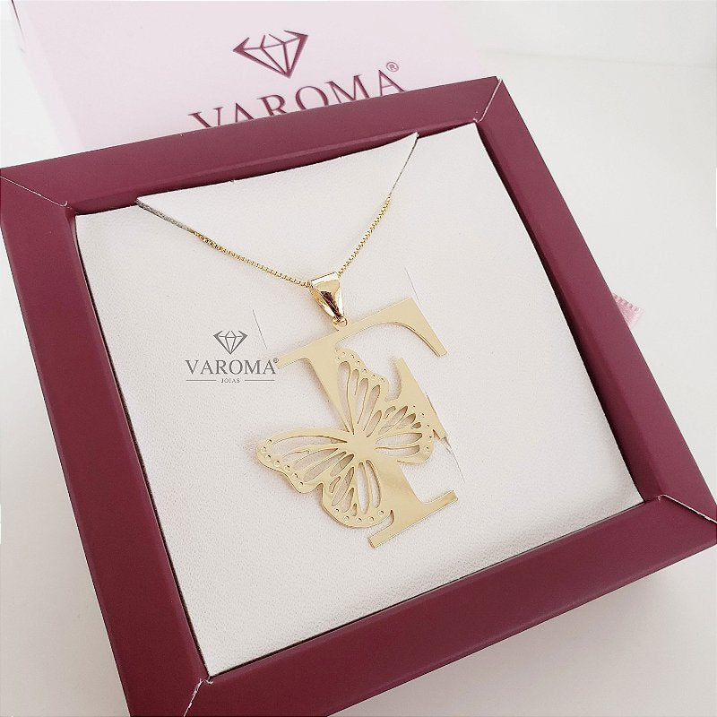 Colar com borboleta e letra personalizável  banhado em ouro 18k