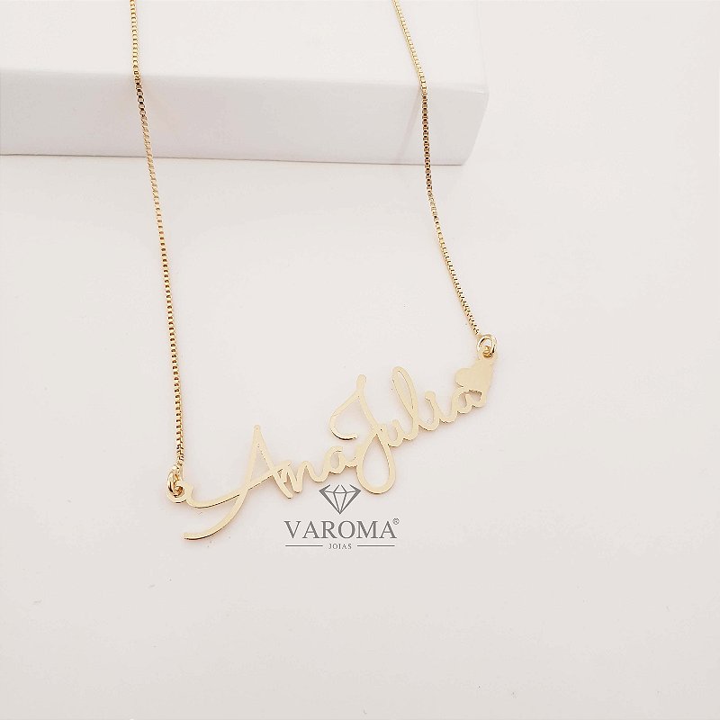 Colar personalizável com nome e coração liso banhado em ouro 18k