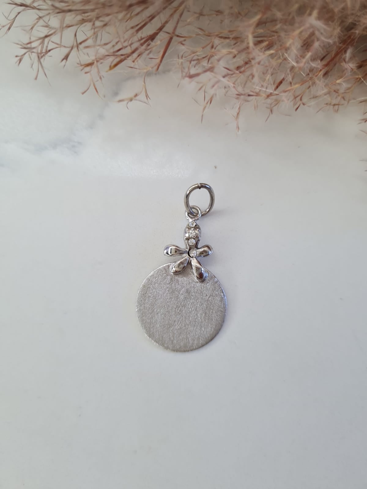 Pingente de flor com placa redonda | Banhado em Prata 925