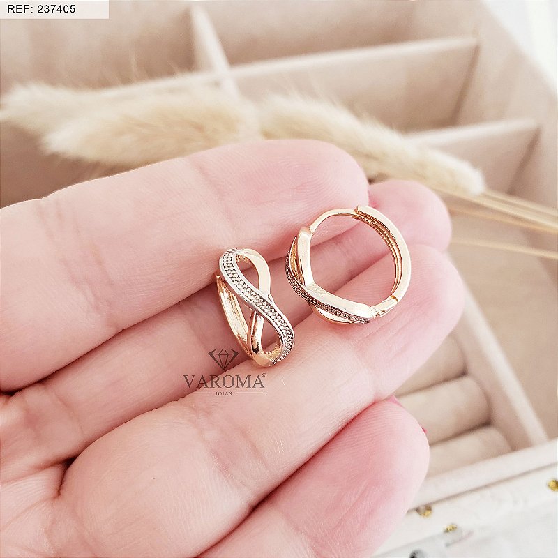 Brinco de click com símbolo do infinito e detalhes em ródio banhado em ouro 18k