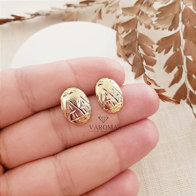 Brinco réplica oval com detalhes diamantados banhado em ouro 18k